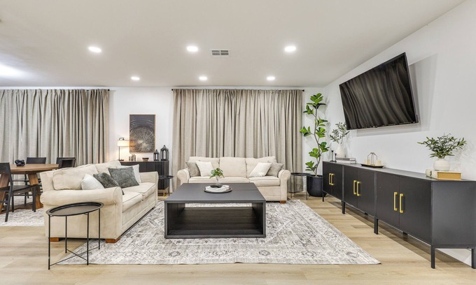 Coral Springs House | Walk to City Center: Modern Coral Springs Getaway