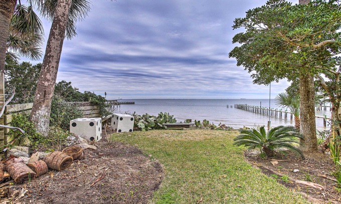 San Leon Villa | Walk to Coast: Galveston Bay Retreat w/Grill