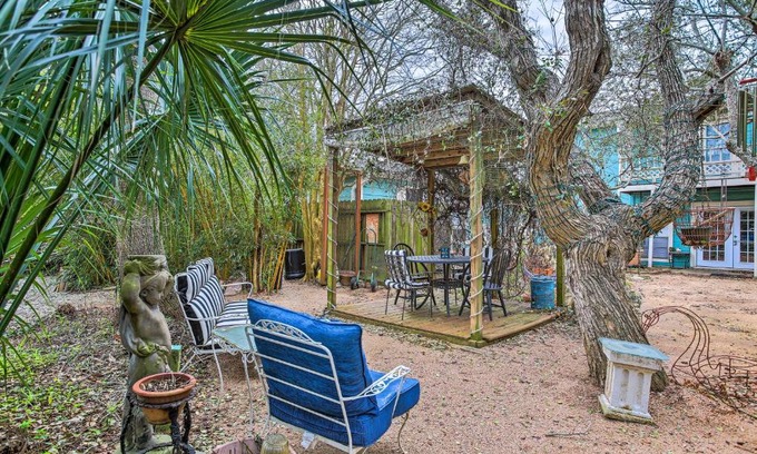 San Leon Villa | Walk to Coast Galveston Bay Retreat with Grill