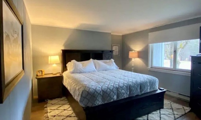North Conway Condo | Walk to Cranmore and North Conway Village! Condo w/AC, W/D, Pool