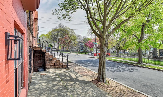 Albany Apartment | Walk to Downtown Albany: Ten Broeck Triangle Apt!