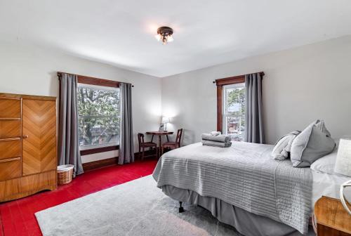 Kent House | Walk to Downtown Kent - 3 BR House w Patio & Yard