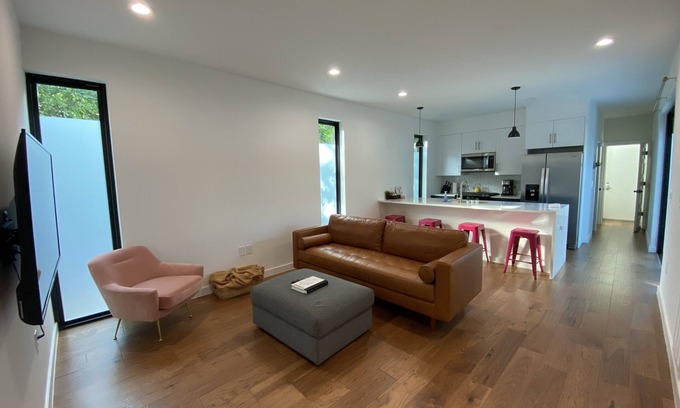 East Cesar Chavez House | Walk to East Austin restaurants + pets welcome
