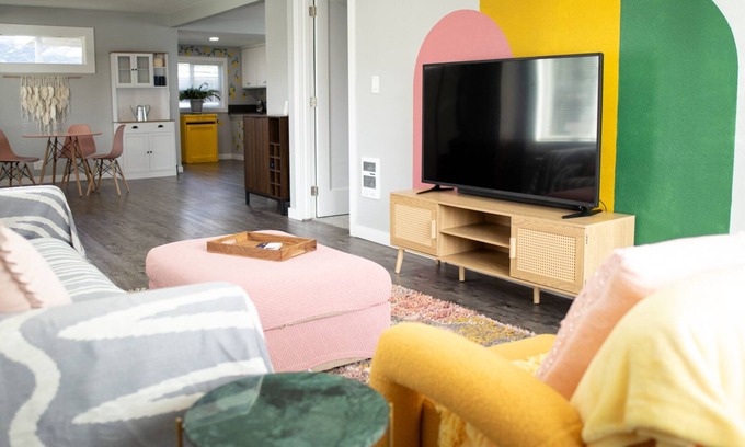 Mount Scott-Arleta House | Walk to everything from our cozy tiny home. nn