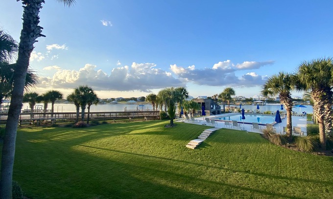 Ono Island Condo | Walk to Florabama from Renovated Ground Floor 2Bd-2Ba w/Pickleball, Boat Slips