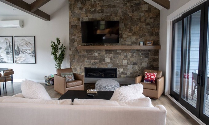 River Run Villa | Walk to Gondola | Early Ski Season Retreat for 9