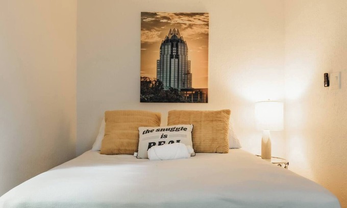 East Cesar Chavez House | Walk to Lake & DT ✔️ Rain-Shower King Bed ❤️ Boating & Foodie Heaven
