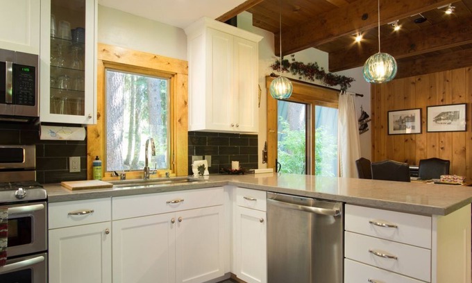 Tahoe Pines House | Walk To Lake Tahoe And Private Beach/Pier, Remodeled Kitchen!