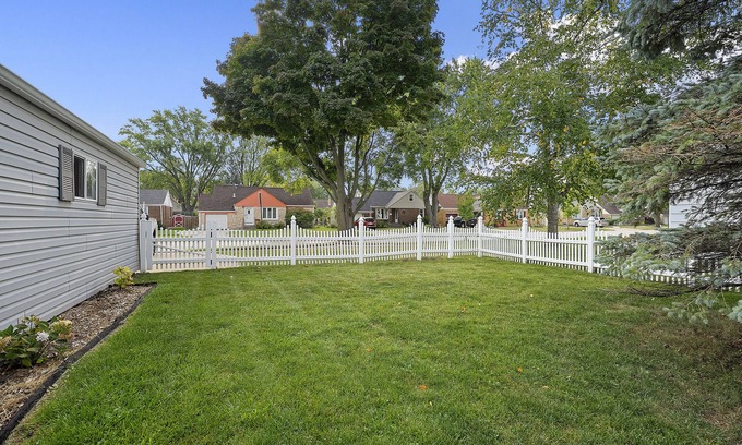 Green Bay House | Walk to Lambeau! Cozy 3 Bed ranch with fenced yard - Pet Friendly!