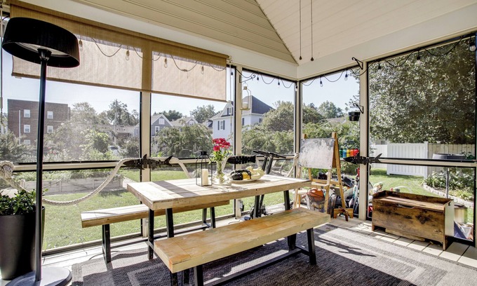 Cambridge House | Walk to Marina, Park & Dtwn: Cambridge Family Home