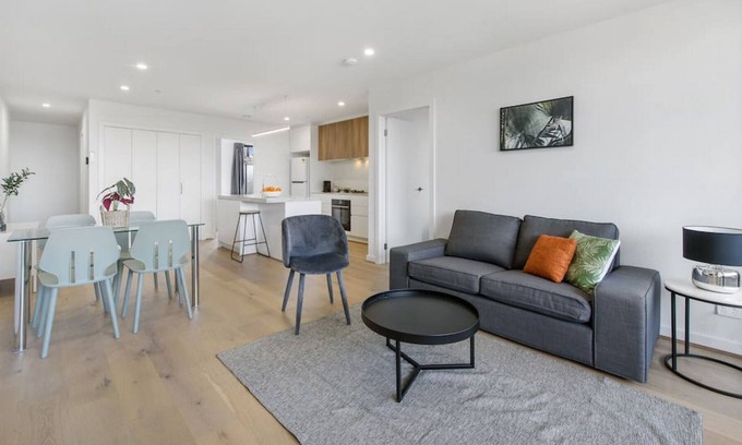 Moonee Ponds Condo | Walk to Moonee Valley 2br, Free wifi, wine