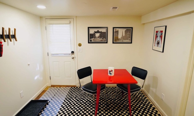 City Park West Apartment | Walk to Music, Cafe, Bars, Food & Hospital in Central Denver. Turo + 420 ok!