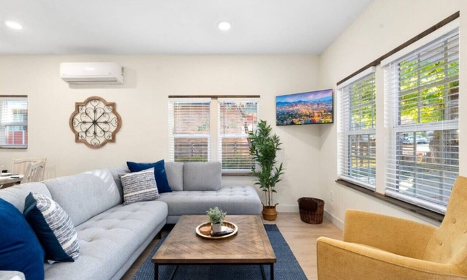 Cottonwood House | Walk to Old Town - Cozy Restored Cottage