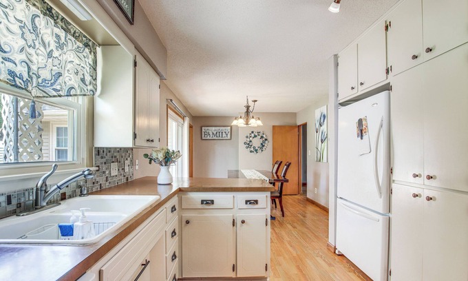 Waterloo Cottage | Walk to Park: Waterloo Home w/Furnished Deck