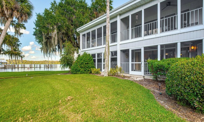 Welaka Condo | Walk to Pool: Riverfront Welaka Condo w/Boat Ramp