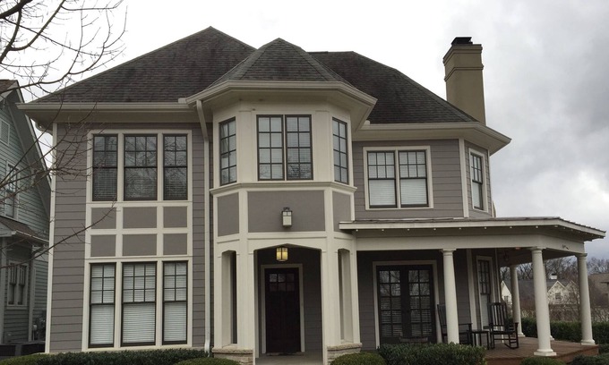 Sylvan Park House | Walk to Restaurants, Bars and Shops with just a 10 minute drive to Downtown