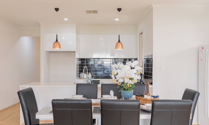 Magil House | Walk to Shops & Dining, 3 Baths, Sleeps 8, Ideal Location in Tranmere Adelaide.