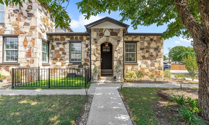Georgetown House | Walk to Square + SU Family-Friendly + EV Ready, Old Town Stone Cottage