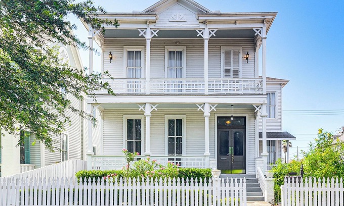 Galveston Apartment | Walk to Strand District: Historic Galveston Home