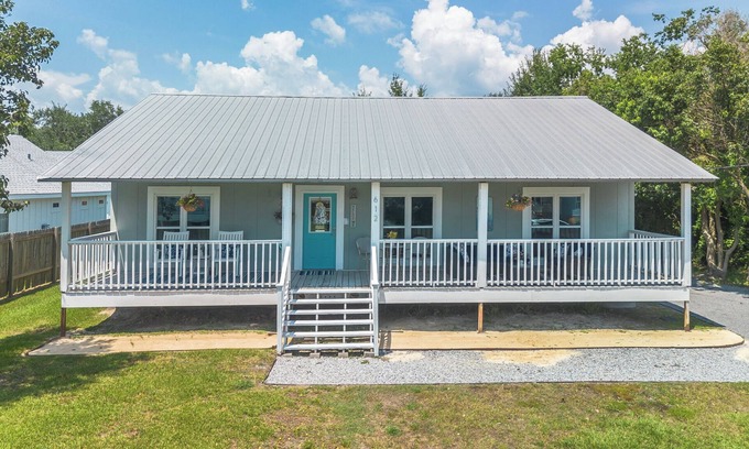 Long Beach House | Walk to the Beach & Downtown, Large Front Porch, Premium Bedding