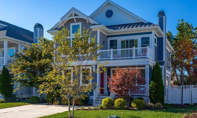 Dodds Addition House | Walk to the Beach!Large Clean Home Sleeps 17 Parking