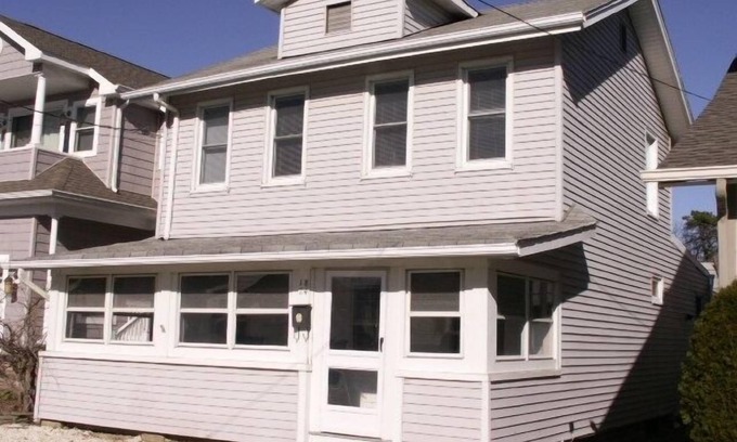 Lake Como House | Walk to the beach w/4 badges or BBQ in the backyard