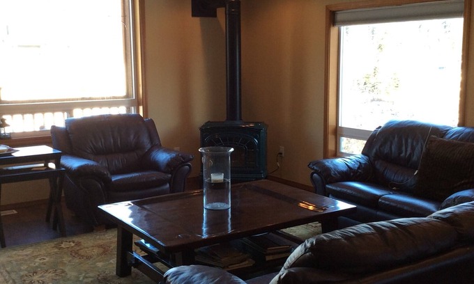 Snoqualmie Pass House | Walk to the ski lifts at the summit!