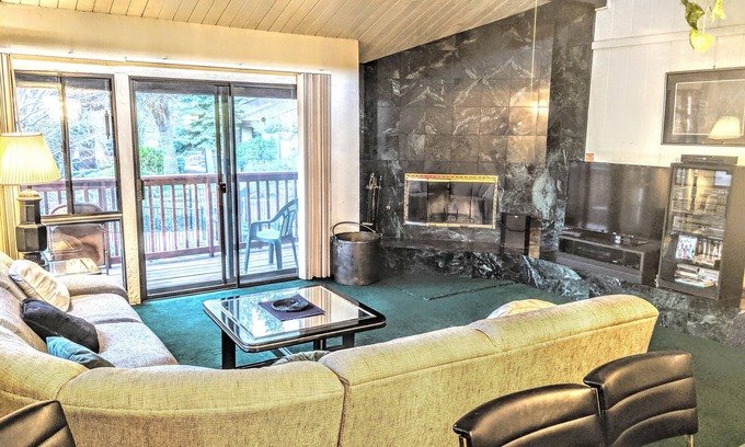 Big Bear Lake Condo | Walk to the Slopes from This Bright & Airy Townhouse!