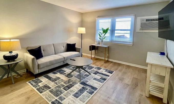 Joslyn Castle Apartment | Walk to UNMC, Free Parking, Cozy Escape