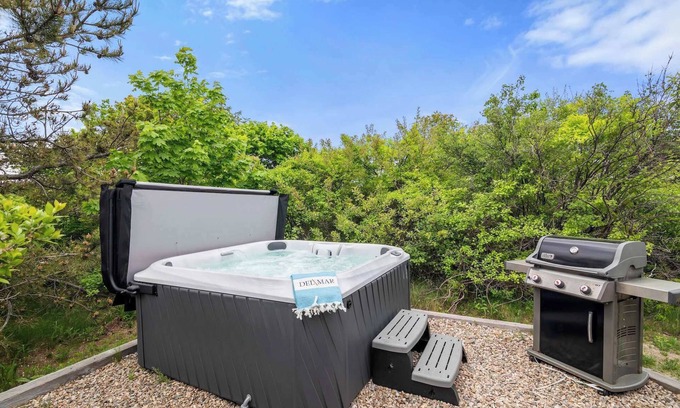 North Truro House | Walk to Water, Dazzling Sunsets on the Bay!