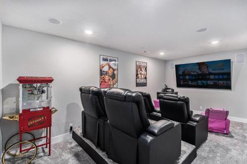 Gretna House | Walk to Water Park Game Room & Movie Theater