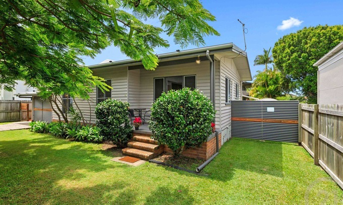 Scarborough House | Walk to Water Warde at the end of your street