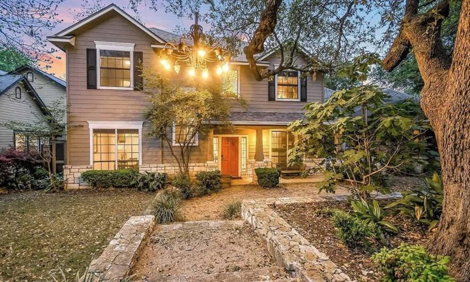 Barton Heights House | Walk to Zilker Barton Springs 5BR 3BA Villa Sleeps 14