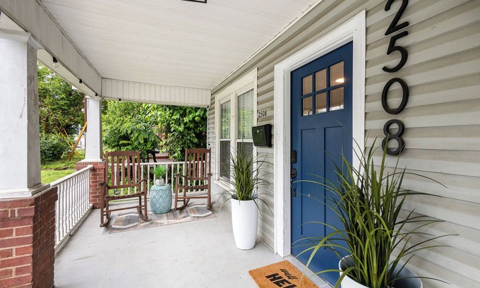 Enderly Park House | Walkable City Trendy Hideout for Foodies - 3BR-2BA