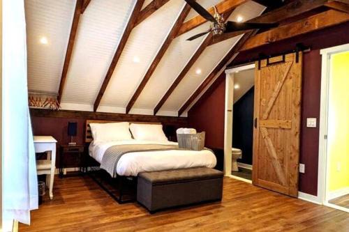 Downtown Buffalo House | Walkable Elmwood Cottage, No Chores 4Bath 4BR 4Car