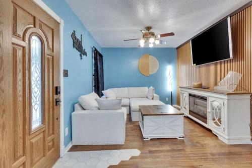 Govalle House | Walkable Oasis and Guest Suite with Pickleball Court