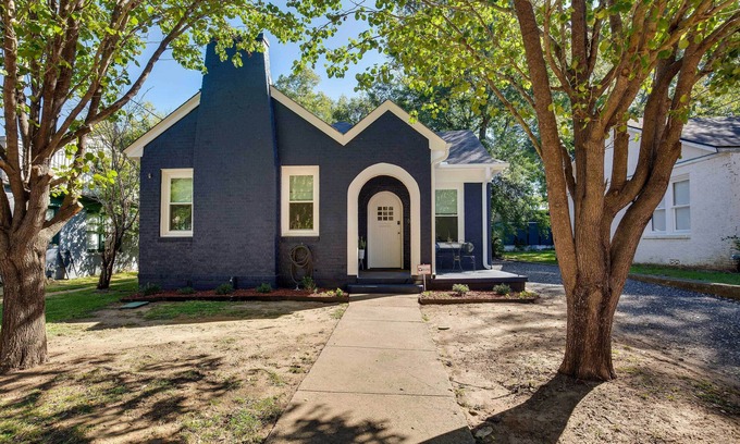 Tyler House | Walkable Tyler House w/Deck: 1/2 Mi to Downtown!