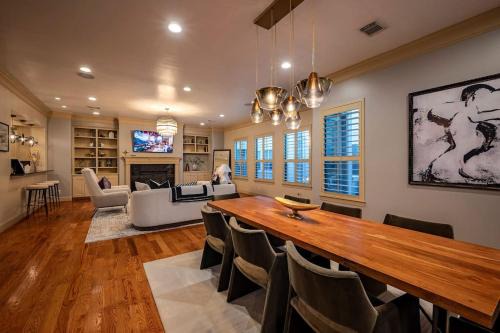 Houston House | Walking Distance to Galleria Mall and River Oaks District Modern Home