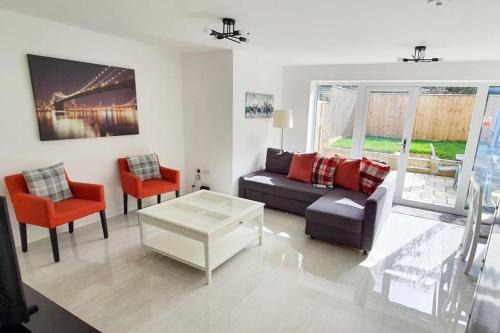Kidlington Apartment | Walnut Flats-F2, 3-Bedroom with Garden & Patio - AC, Parking, Netflix, WIFI - Close to Oxford, Bicester & Blenheim Palace