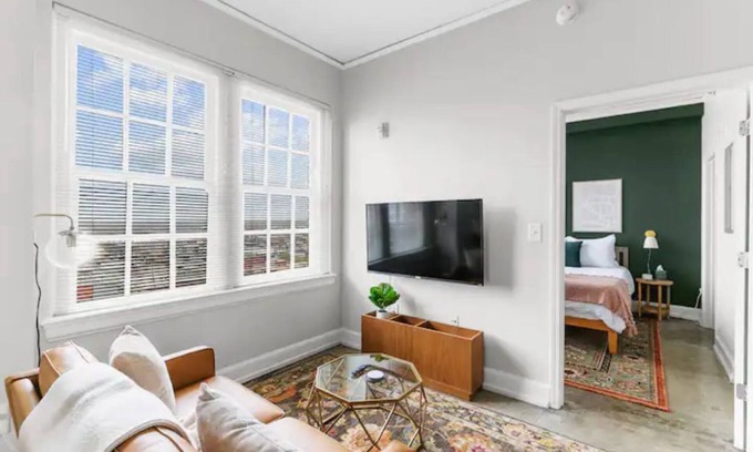 Civil Rights Historic District Apartment | Warm Cozy Historic Downtown APT - Free Parking