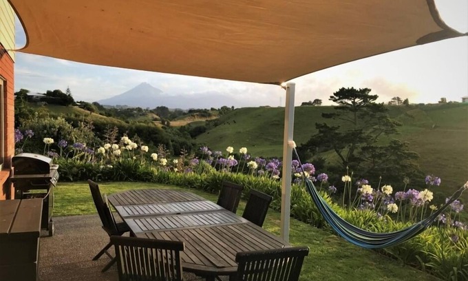 Omata House | Warm Mountain View Modern Home Close to Beach