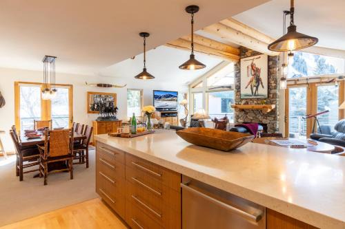 Warm Springs House | Warm Springs Ski Way Home with Pool, Pickleball, and More!