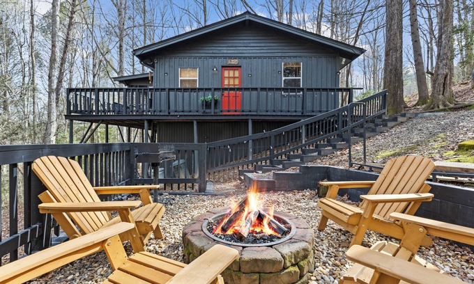 Cashes Valley Cabin | Warm & Welcoming Blue Ridge Retreat Hot Tub & Firepit Near Downtown