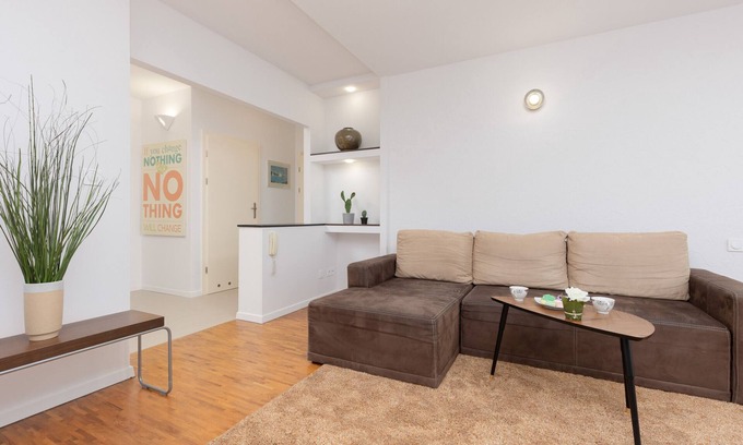 Rakowiec Apartment | Warsaw Ochota Korotyńskiego by Renters