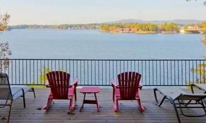 Lake Hamilton House | Watch Eclipse from huge balcony with friends and family!