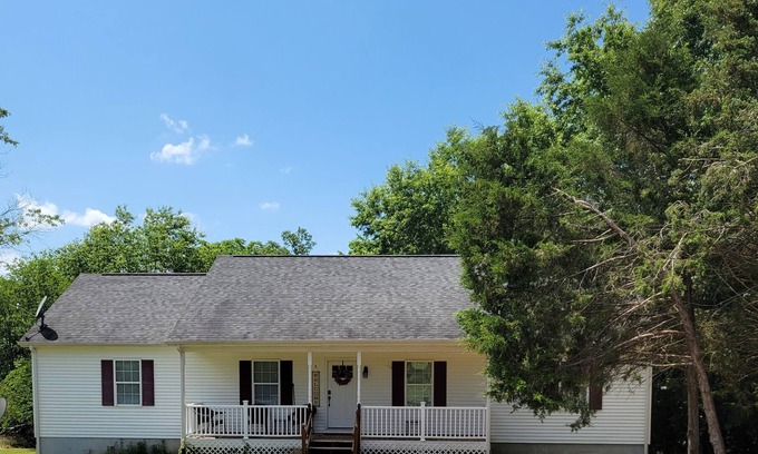 Louisa House | Water access, 2 min to lake, marina, boat ramp & slips to use, dog friendly.