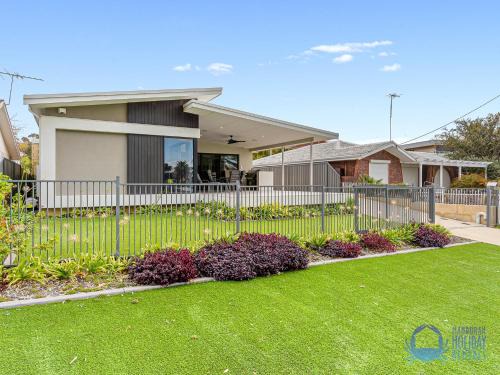 Halls Head House | Water Lovers Haven in Mandurah