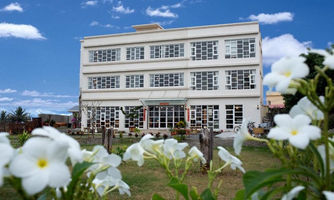 Donggang Bed & Breakfast | Water Reflections at Ease