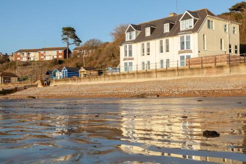 Totland Bay Apartment | Water's Edge Apartment