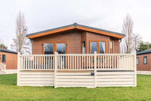 Allerthorpe Cabin | Waterfall Luxmy Lodge with Hot Tub